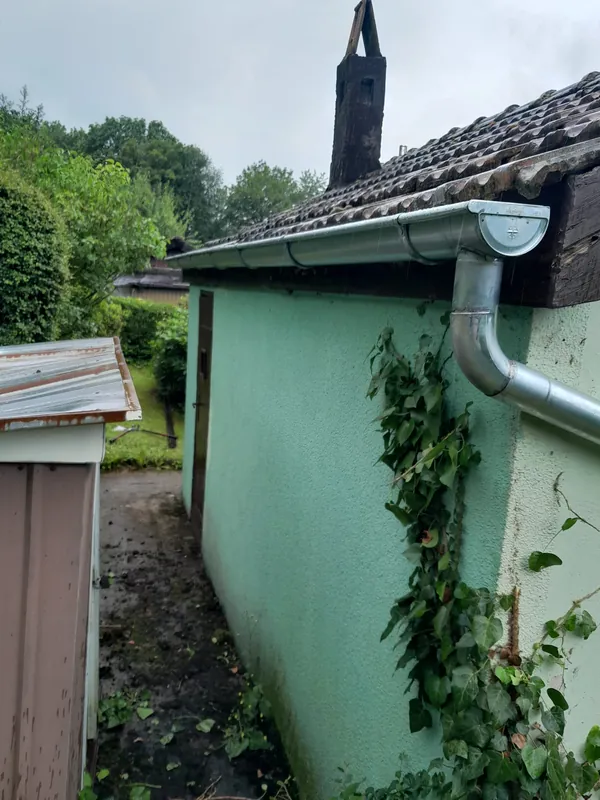 Die andere Seite desselben Gartenhauses mit neuer Rinne und Fallrohr