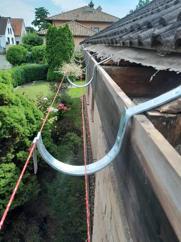 Rinne beim Einbau, ausgerichtet an einer gespannten roten Schnur