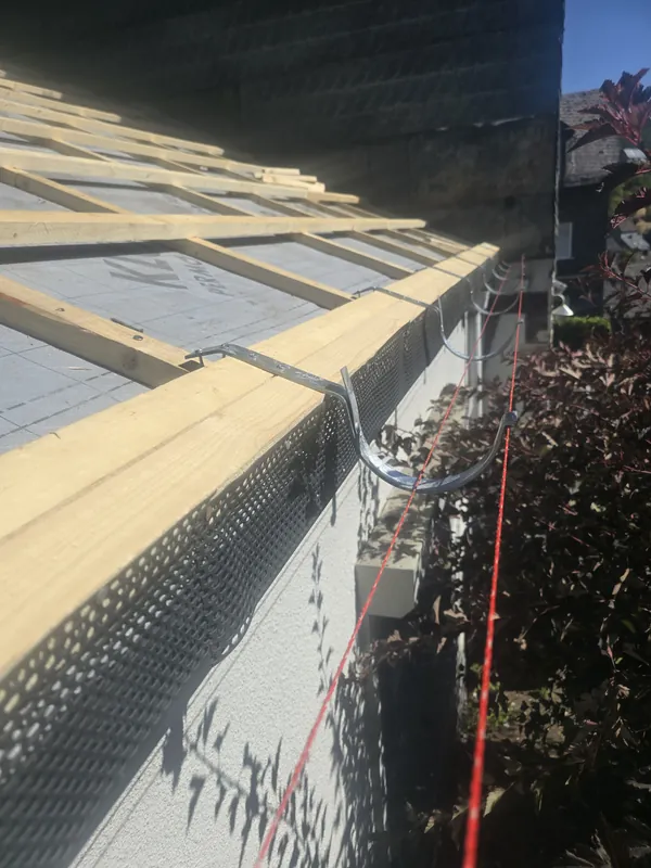 Neue Traufbohle und Lattung, ausgerichtet an einer gespannten Schnur