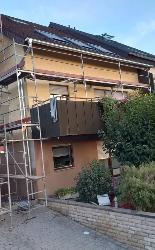 Wohnhaus mit Gerüst, an der Traufe eine neue Rinne aus Titanzink